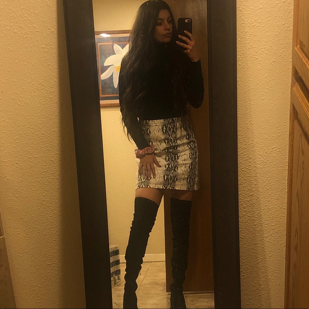 🐍❤️Small Print mini skirt!